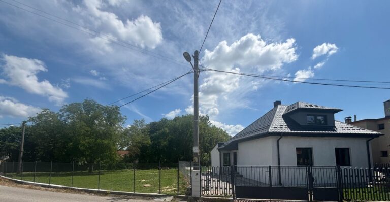 Read more about the article Rodinný dom s krásnym slnečným pozemkom o výmere 950 m2 v Bánovciach nad Bebravou, časť Biskupice